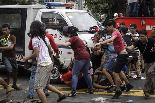 Manifestantes filipinos protestan ante la embajada de Estados Unidos en Manila Decenas de heridos en una protesta en Manila frente a la embajada de EEUU